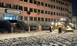 Haliliye Belediyesi Okul Giriş Ve Çıkışlarını Temizliyor