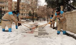 Şanlıurfa Haliliye’de Kar Küreme Ve Tuzlama Çalışmaları Devam Ediyor