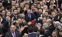 Osman Gökçek'ten Meclis Kavgasına Sert Savunma: “Gereken Cevabı Verdik, Evlerine Gönderdik – Pişmanlık Yok!” Yumruklar Konuştu, Özür Yok!