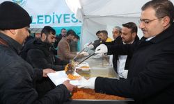 Şanlıurfa’da Haliliye Belediyesi İftar Çadırında Ramazan Bereketi Paylaşılıyor
