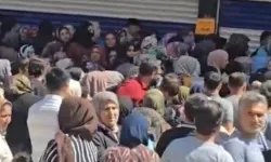 Şanlıurfa’da AVM Önünde İnsan Seli Oluştu