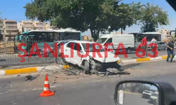 Şanlıurfa'da Kontrolden Çıkan Otomobil Refüje Çarptı! Sürücü Yaralandı