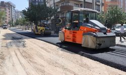 Şanlıurfa’da Yol Yenileme Çalışmaları Sürüyor: Karaköprü’de Sıcak Asfalt Mesaisi