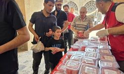 Şanlıurfa’da vatandaşlara vakıf geleneğiyle karpuz ikramı