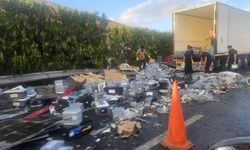 Şanlıurfa-Gaziantep Otoyolunda Akü Yüklü TIR Devrildi: 1 Yaralı