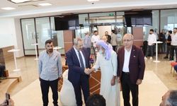 Şanlıurfa’da İlk Pamuk Satıldı, Üreticilere Altın Takdim Edildi