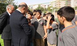 Karaköprü Belediye Başkanı Çiftçi saha açılışında öğrencilerle buluştu