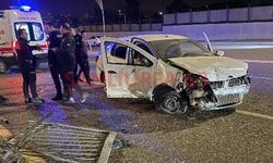 Şanlıurfa’da Trafik Kazası! Araçlar Bariyerlere ve Aydınlatma Direğine Çarptı