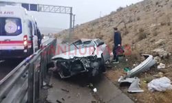 Şanlıurfa Birecik’te Otomobil Bariyerleri Aşarak Yoldan Çıktı: 2 Yaralı