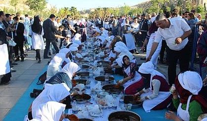 Şanlıurfalı 400 kadın çiğ köfte yoğurarak rekor kırdı