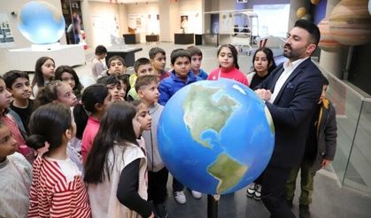 Karaköprü Belediyesi'nden Eğitime Destek: Öğrenciler Uzay ve Teknolojiyle Buluşuyor (video)