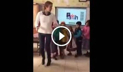 Öğretmenin Öğrencileri ile Neşeli Penguen dansı