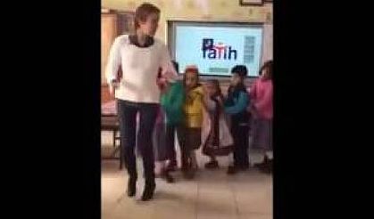 Öğretmenin Öğrencileri ile Neşeli Penguen dansı