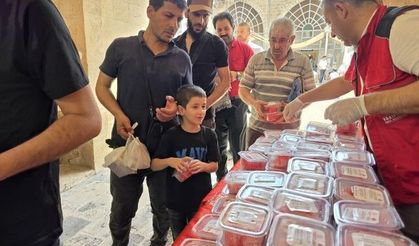Şanlıurfa’da vatandaşlara vakıf geleneğiyle karpuz ikramı