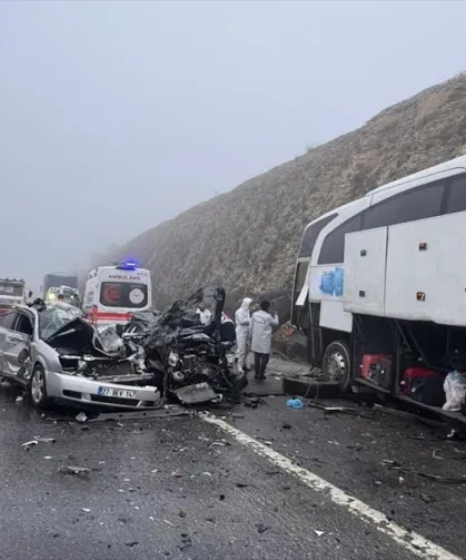 Antep'te sis faciası! 10 araç birbirine girdi araba kağıt gibi ezildi: Ölü ve yaralılar var!