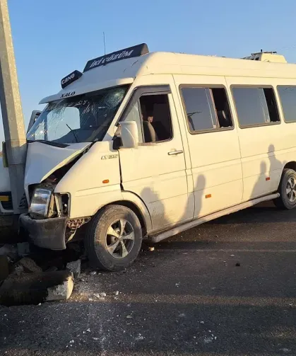 Şanlıurfa'da can pazarı: Tarım işçilerini taşıyan minibüs direğe ok gibi saplandı! 15 yaralı var, durumları kritik