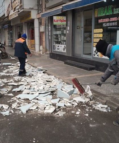 Birecik’te Tehlike Oluşturan Dış Cephe Kaplamaları Sökülüyor