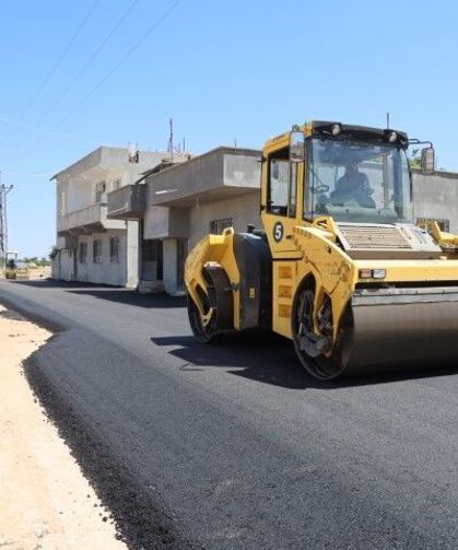 Şanlıurfa Hilvan'da sıcak asfalt seferberliği sürüyor