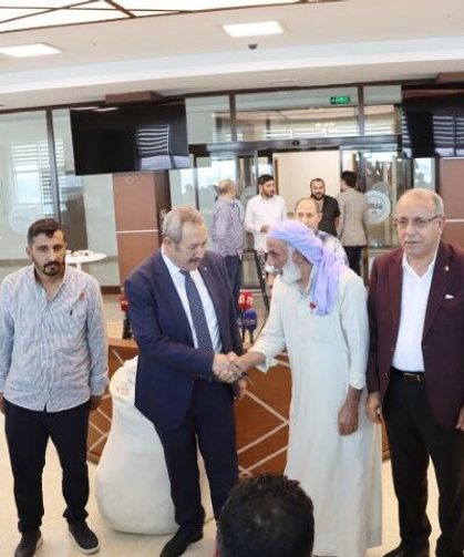 Şanlıurfa’da İlk Pamuk Satıldı, Üreticilere Altın Takdim Edildi