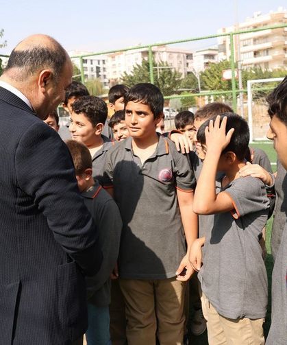 Karaköprü Belediye Başkanı Çiftçi saha açılışında öğrencilerle buluştu