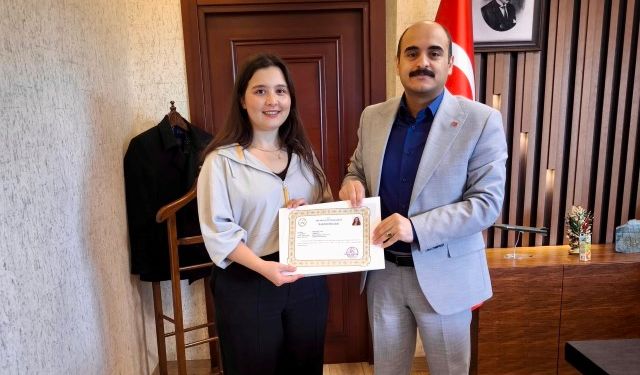 Kaymakam Altınöz’den Dr. Ilgın’a Başarı Belgesi