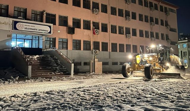 Haliliye Belediyesi Okul Giriş Ve Çıkışlarını Temizliyor