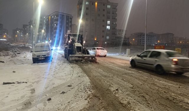 Şanlıurfa Karaköprü Belediyesi’nden Kar Yağışına Karşı Tam Kadro Mesai!