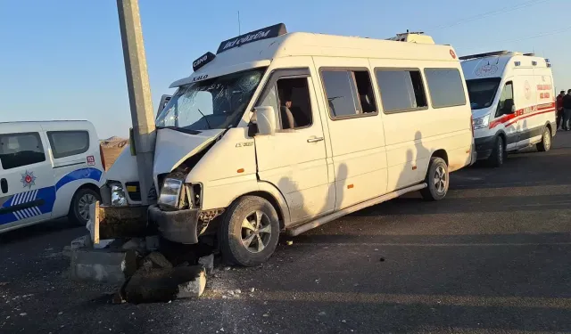 Şanlıurfa'da can pazarı: Tarım işçilerini taşıyan minibüs direğe ok gibi saplandı! 15 yaralı var, durumları kritik