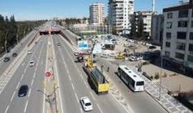 Şanlıurfa’da Trafikte Yeni Dönem: Baş Üstü Yön Levhalarıyla Güvenlik Artıyor!