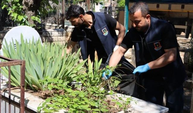 Büyükşehir Belediyesi Mezarlıklarda Temizlik Çalışması Yaptı