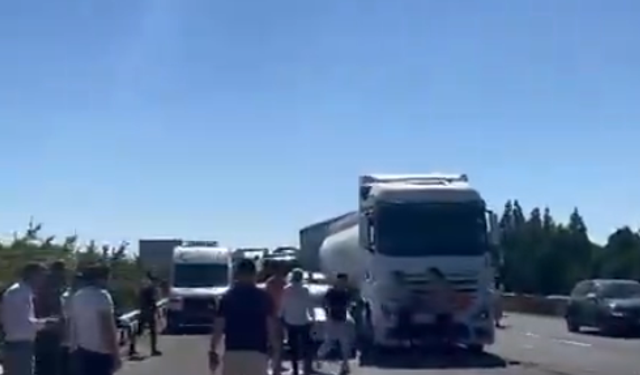 Şanlıurfa–Gaziantep Yolunda TIR Dehşeti! Araç Şarampole Uçtu