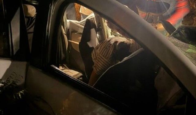 Şanlıurfa’da Kamyona Arkadan Çarpan Otomobil Hurdaya Döndü: 3 Yaralı