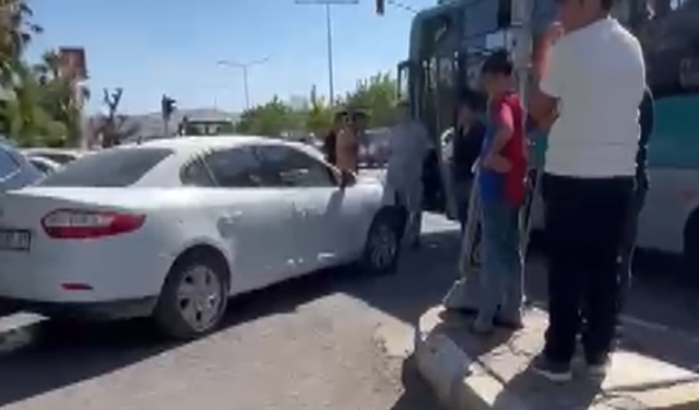 Şanlıurfa'da Korkutan Kaza:Halk Halk Otobüsü ve Otomobil Çarpıştı
