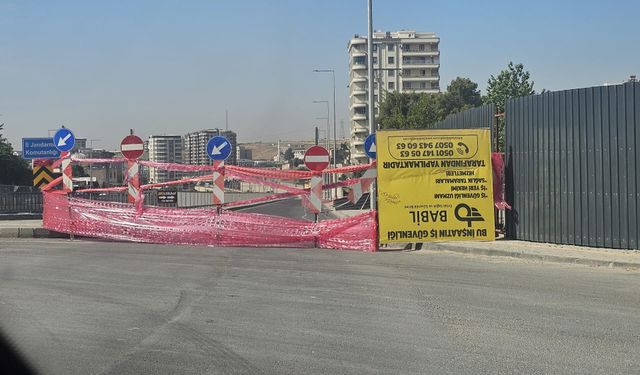 Şanlıurfa’da Korkutan Olay! Toprak Kayması Sonrası Yol Ulaşıma Kapatıldı