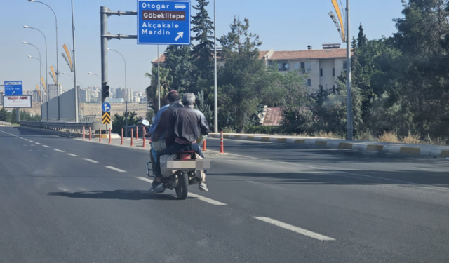 Şanlıurfa’da Pes Dedirten Görüntü: Aynı Motosiklette 3 Kişi Kasksız Yolculuk Yaptı
