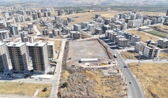 Sadece Futbol Sahası Değil! Karaköprü'ye Yepyeni Yaşam Alanı Geliyor