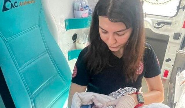 Şanlıurfa'da 112 Ekipleri Araçta Doğum Yaptırdı