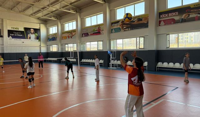 Karaköprü’de Çocuklara Voleybol Ve Basketbol Kursları Devam Ediyor