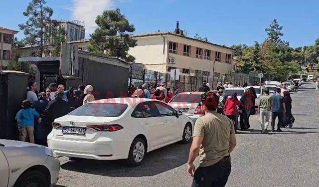 Şanlıurfa’da Deprem Sonrası Aileler Çocuklarını Almak İçin Okullara Koştu