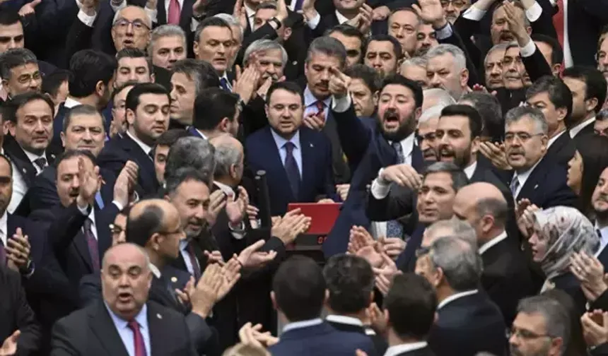 Osman Gökçek'ten Meclis Kavgasına Sert Savunma: “Gereken Cevabı Verdik, Evlerine Gönderdik – Pişmanlık Yok!” Yumruklar Konuştu, Özür Yok!