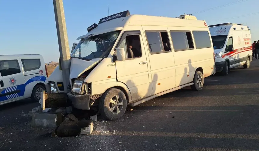 Şanlıurfa'da can pazarı: Tarım işçilerini taşıyan minibüs direğe ok gibi saplandı! 15 yaralı var, durumları kritik