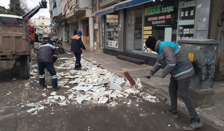 Birecik’te Tehlike Oluşturan Dış Cephe Kaplamaları Sökülüyor