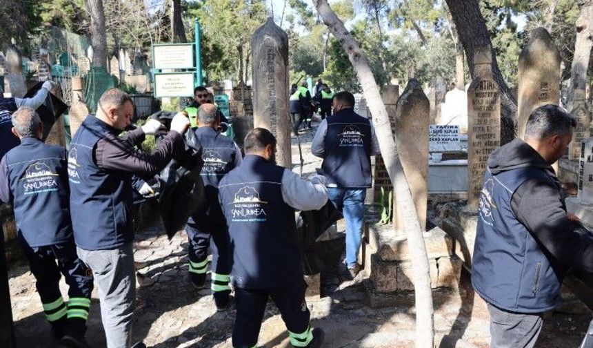 Şanlıurfa Büyükşehir’den Bayram Öncesi Mezarlıklarda Kapsamlı Temizlik!