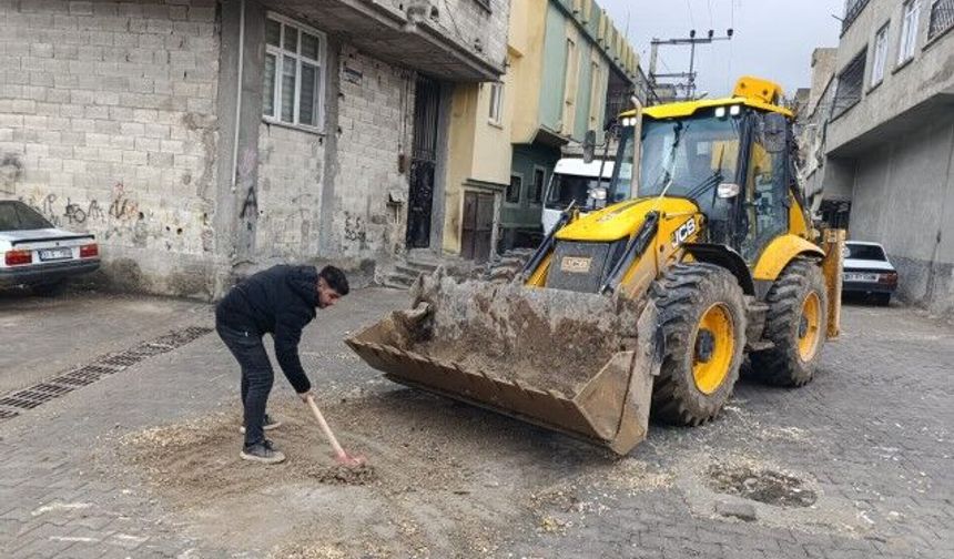 Şanlıurfa’da Yağışın Taşıdığı Toprak Temizleniyor