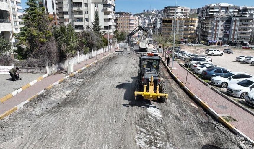 Şanlıurfa Karaköprü’de Mustafa Direkli Caddesi Sıcak Asfaltla Yenileniyor!