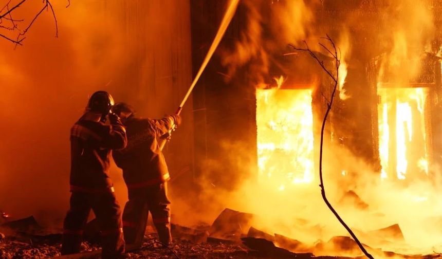 Şanlıurfa’da Evde Çıkan Yangına Ekipler Müdahale Ediyor