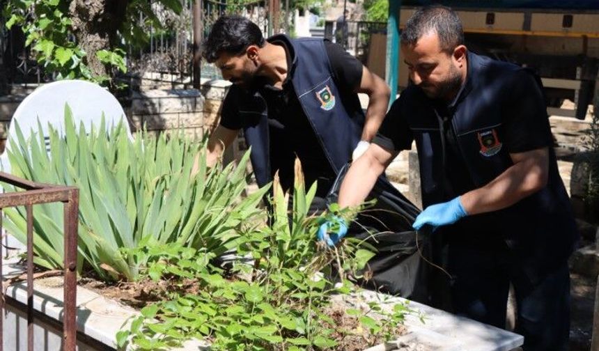 Büyükşehir Belediyesi Mezarlıklarda Temizlik Çalışması Yaptı