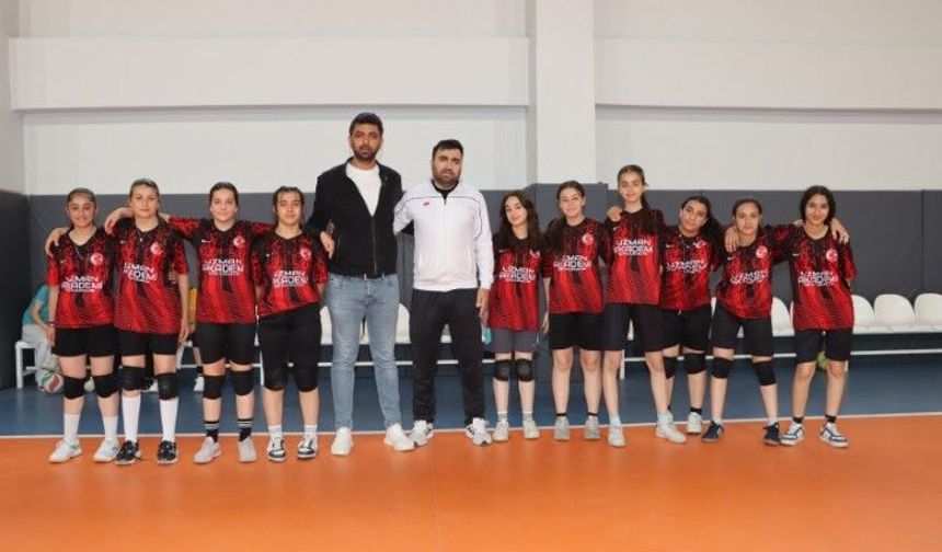 Karaköprü’de 32 Okulun Katıldığı Voleybol Turnuvası Start Aldı