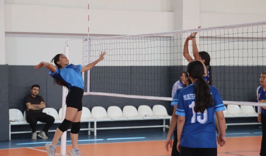 Karaköprü’de Voleybol Heyecanı Devam Ediyor