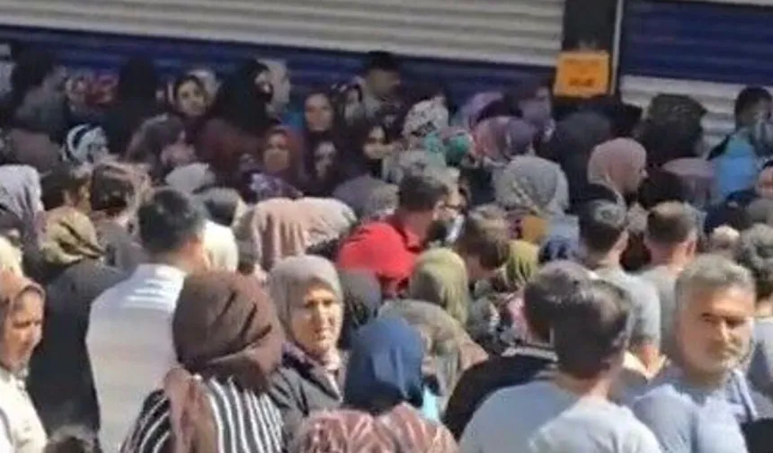 Şanlıurfa’da AVM Önünde İnsan Seli Oluştu